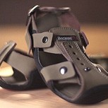 El sorprendente zapato que crece 5 tallas y va en ayuda de niños en extrema pobreza