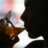 Chilenos alcanzan consumo de alcohol más alto en 15 años: Preocupantes cifras de la OCDE