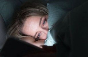 Usar el celular de noche está aumentando los trastornos de sueño entre adolescentes