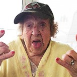 La extrema celebración de abuela de 103 años: Fue al casino, se hizo un tatuaje y maneja armas