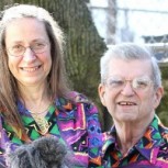 La extraña historia de la pareja que por amor se viste igual hace 33 años