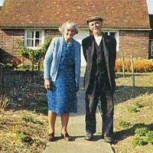 Se fotografiaron en cada estación: La historia de amor de dos ancianos que emocionó a millones
