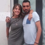 Periodista se enamora de un refugiado y viven intenso romance en medio de las penurias