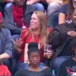 La Kiss Cam tomó un camino inesperado cuando esta mujer fue rechazada y buscó un reemplazo