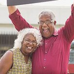 Pareja en sus 70 se compromete y sus románticas fotos hacen suspirar a la web