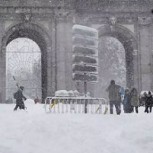 Hombre y su romántico gesto durante la tormenta de nieve de Madrid dan la vuelta al mundo