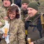 Pareja de soldados ucranianos se casó en plena guerra: Emocionante video