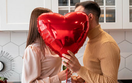 “Love bombing”: La manipulación emocional que pone en alerta a las parejas