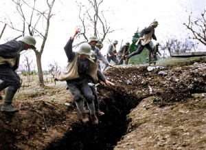 Soldados de asalto austrohúngaros practicando incursiones en trincheras, polígono en Levico (ahora Italia), 1917.