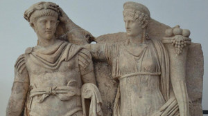 Escultura de Nerón y su madre Agripina.