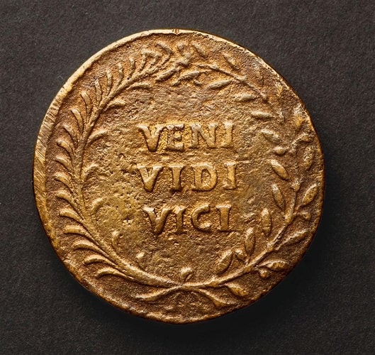 Sextercio de bronce con la frase "Veni, Vidi, Vici" impresa en su reverso.