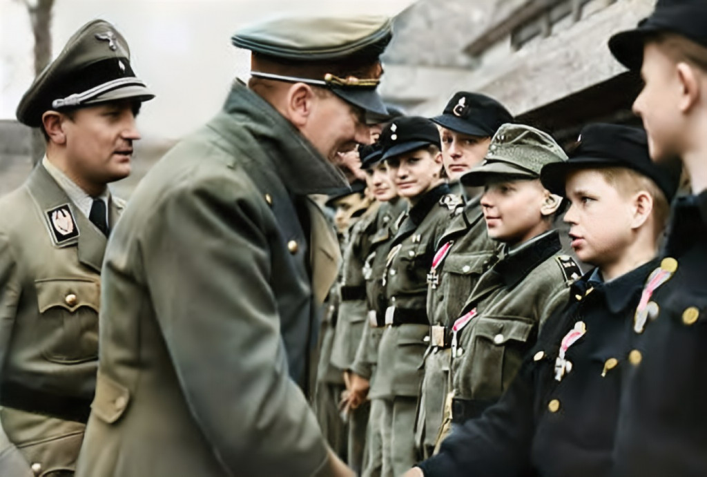 Miembros de las Juventudes Hitlerianas son condecorados y saludados por Adolf Hitler en el patio de la cancillería durante la batalla por Berlín.  20 de abril de 1945