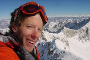 Aron Ralston en 2003 en la cima de una montaña de Colorado, antes de sufrir su cinematográfico accidente.