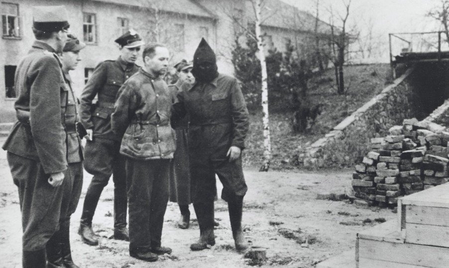 El comandante nazi Rudolf Höss, momentos antes de su ejecución en la horca. Según los testigos, se subió al cadalso sin decir una palabra antes de ser ahorcado frente a un puñado de testigos.