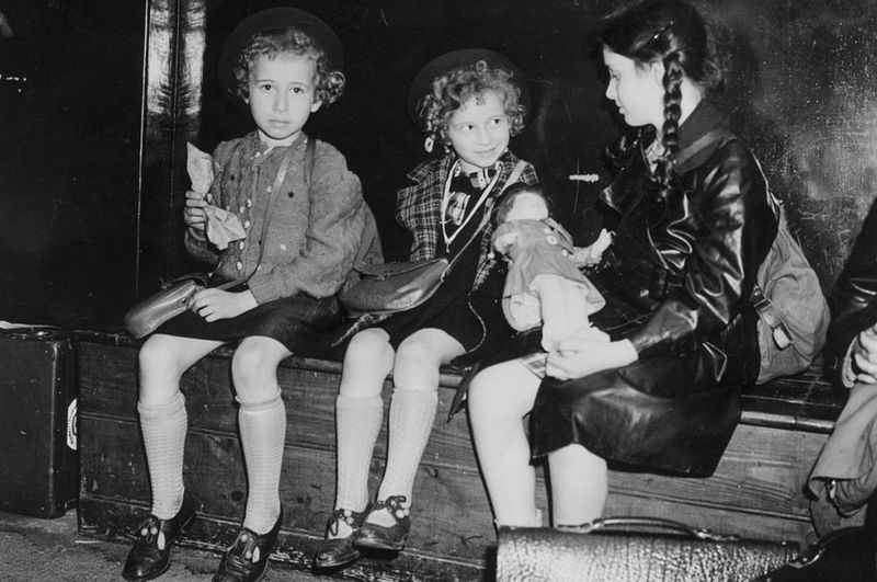Las "tres niñas pequeñas" fotografiadas en la estación de Liverpool Street de Londres resultaron ser Ruth (izquierda) e Inge Adamecz y Hanna Cohn (la niña que sostiene la muñeca).
