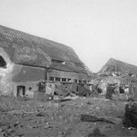 La estremecedora imagen de un soldado aliado compartiendo un chocolate con sobreviviente del Holocausto
