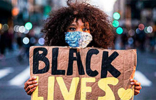 La impactante foto de la niña negra de 6 años que debió ir al colegio escoltada por agentes federales