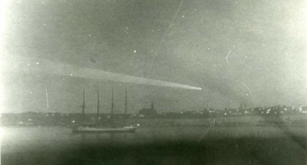 port-townsend-with-halleys-comet-overhead-may-23-1910-v0-p9mbsq9i9qya1