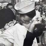 “El beso de la Victoria”: La famosa foto del marinero con una enfermera en 1945 que surgió por accidente