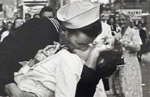 "El beso de la Victoria": La famosa foto del marinero con una enfermera en 1945 que surgi&oacute; por accidente
