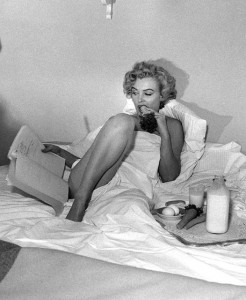 Marilyn Monroe desayunando en la cama en 1953 2 (1)