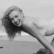 Marilyn Monroe: Sus fotos desayunando en la cama y en la playa a los 19 años