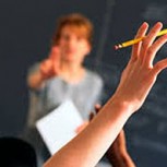 Padres de un colegio evitan robo a una profesora: Mira el video y conoce el insólito final