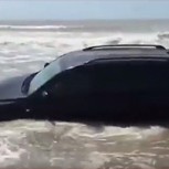 Camioneta queda varada en la playa y el mar literalmente la engulló