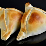 Sirven empanadas en frascos de vidrio y las redes sociales explotan para reclamar