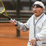 Este hombre cumplió 100 años y juega al tenis dos veces por semana