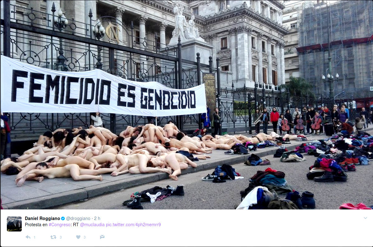 Mujeres se desnudan masivamente para protestar contra la violencia femicida...