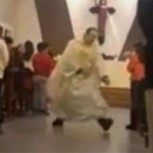 Cura adapta “Despacito” a su mensaje y baila en la misa para acercarse más a feligreses