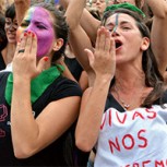 “Todes” y “nosotres”: ¿Qué dice la RAE ante el intento de cambiar el idioma?