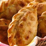 Chef enseñaba al aire cómo hacer la “empanada perfecta” cuando emergió un insecto desde el interior