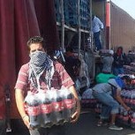 Saqueos a camiones accidentados: Una práctica al alza en Argentina que muchos justifican