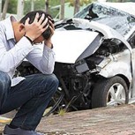 Mujer enfurecida destruye el lujoso auto del marido: Fue por sospechas de una infidelidad