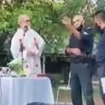 Policía vive tenso momento con un párroco al intentar interrumpir la misa por violar las restricciones de la Pandemia