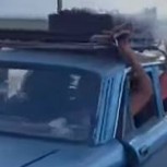 Fanáticos encendieron parrilla en el techo de su auto y se transformaron en “héroes”