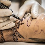 Empresa argentina hace oferta a quienes se atrevan a tatuarse su logo