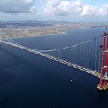 Turquía culmina impactante puente colgante que une Asia con Europa y rompe récords