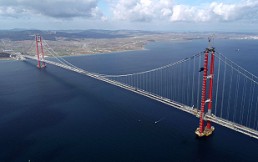 Turquía culmina impactante puente colgante que une Asia con Europa y rompe récords