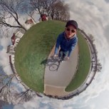 No te pierdas este video en 360° que crea la ilusión de un hombre recorriendo un mundo minúsculo en su bicicleta