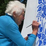 Una encantadora anciana de 90 años lleva 40 pintando la capilla de su pueblo