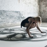 La bailarina que transforma sus movimientos en dibujos a carboncillo