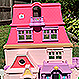 Adorables casas de muñecas fueron convertidas en terroríficas mansiones por esta aplaudida artista
