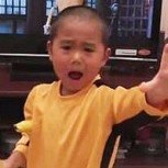 Niño de 5 años imita a la perfección a Bruce Lee y se vuelve viral