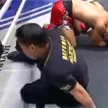 Espectacular K.O. doble: Luchador tumbó a su rival y después al árbitro de una patada