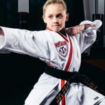 Asombrosa niña tiene 11 títulos mundiales de taekwondo y lucha contra el bullying