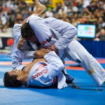 Tierno perrito se convierte en héroe al “proteger” a su dueño en torneo de jiu-jitsu