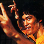 El buzo amarillo de Bruce Lee: La historia de la icónica prenda deportiva